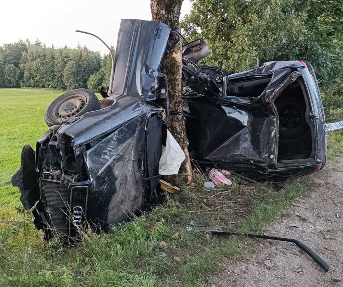 Po uderzeniu w drzewo audi owinęło się wokół pnia. 21-letni kierowca zginął na miejscu