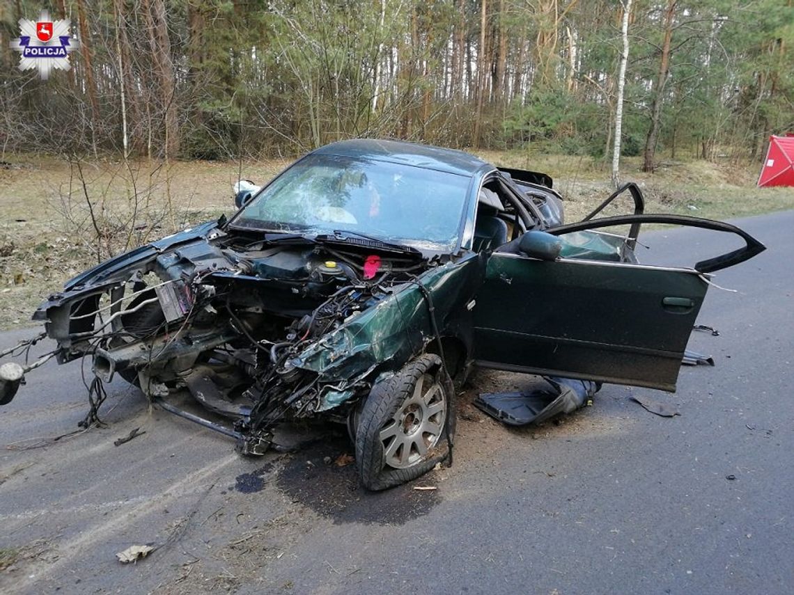 Po uderzeniu w drzewo auto rozpadło się na części. Nie żyje młody kierowca