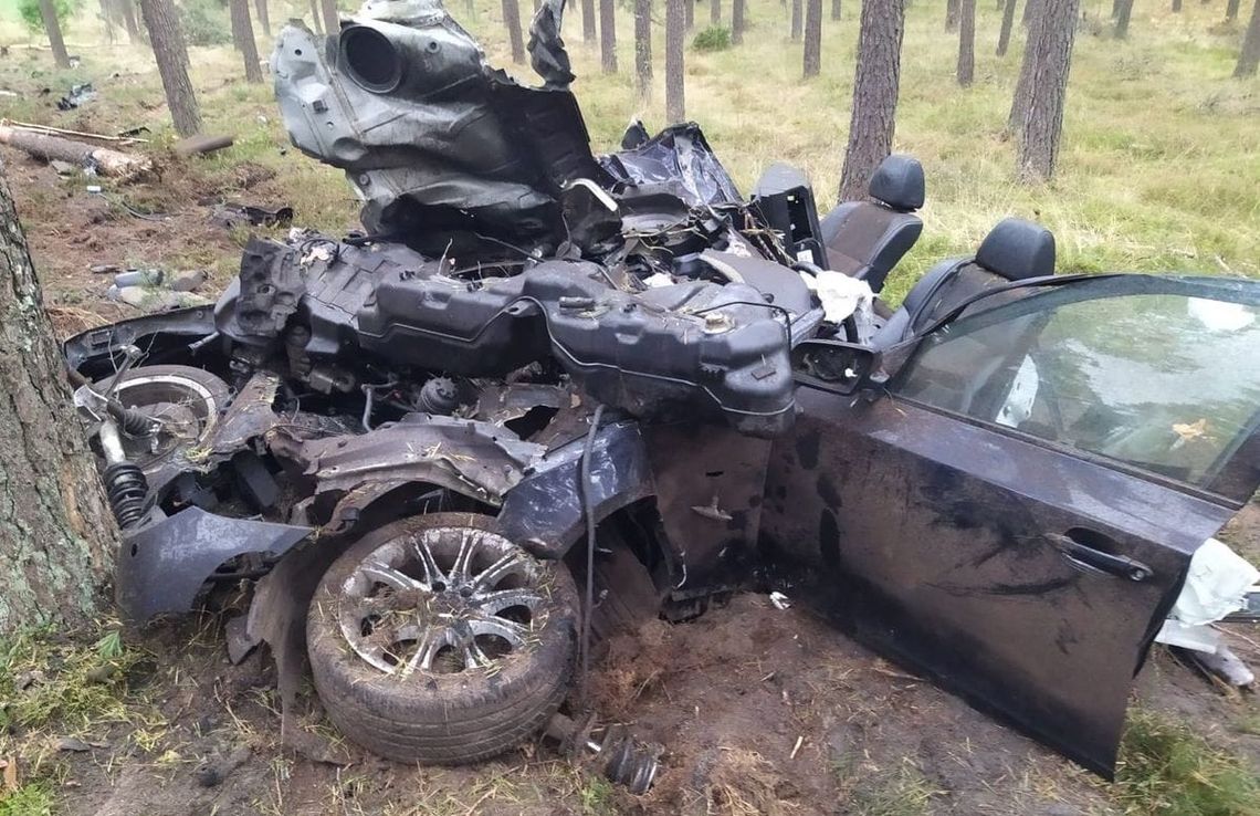 Po uderzeniu w drzewo BMW rozpadło się na kawałki. Części rozrzucone w promieniu kilkudziesięciu metrów [FOTO]