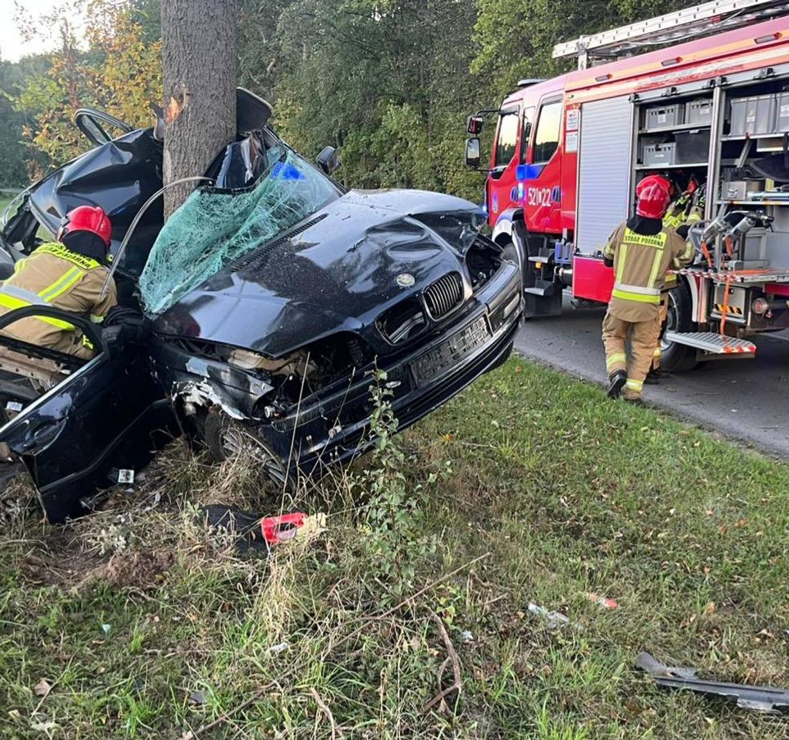 Po uderzeniu w drzewo bmw zawinęło się wokół pnia. Młody kierowca zginął na miejscu
