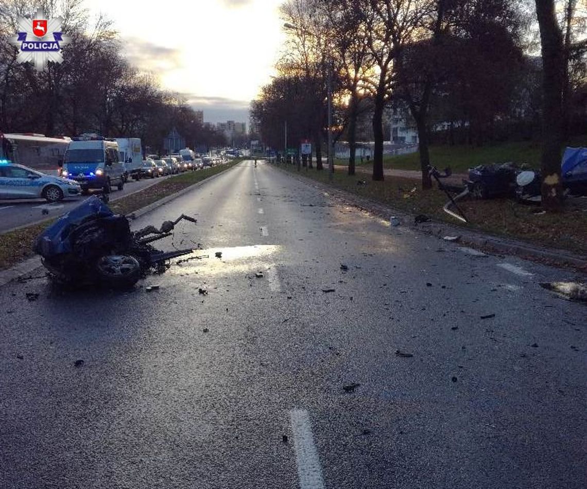 Po uderzeniu w drzewo i latarnię limuzyna rozpadła się na części