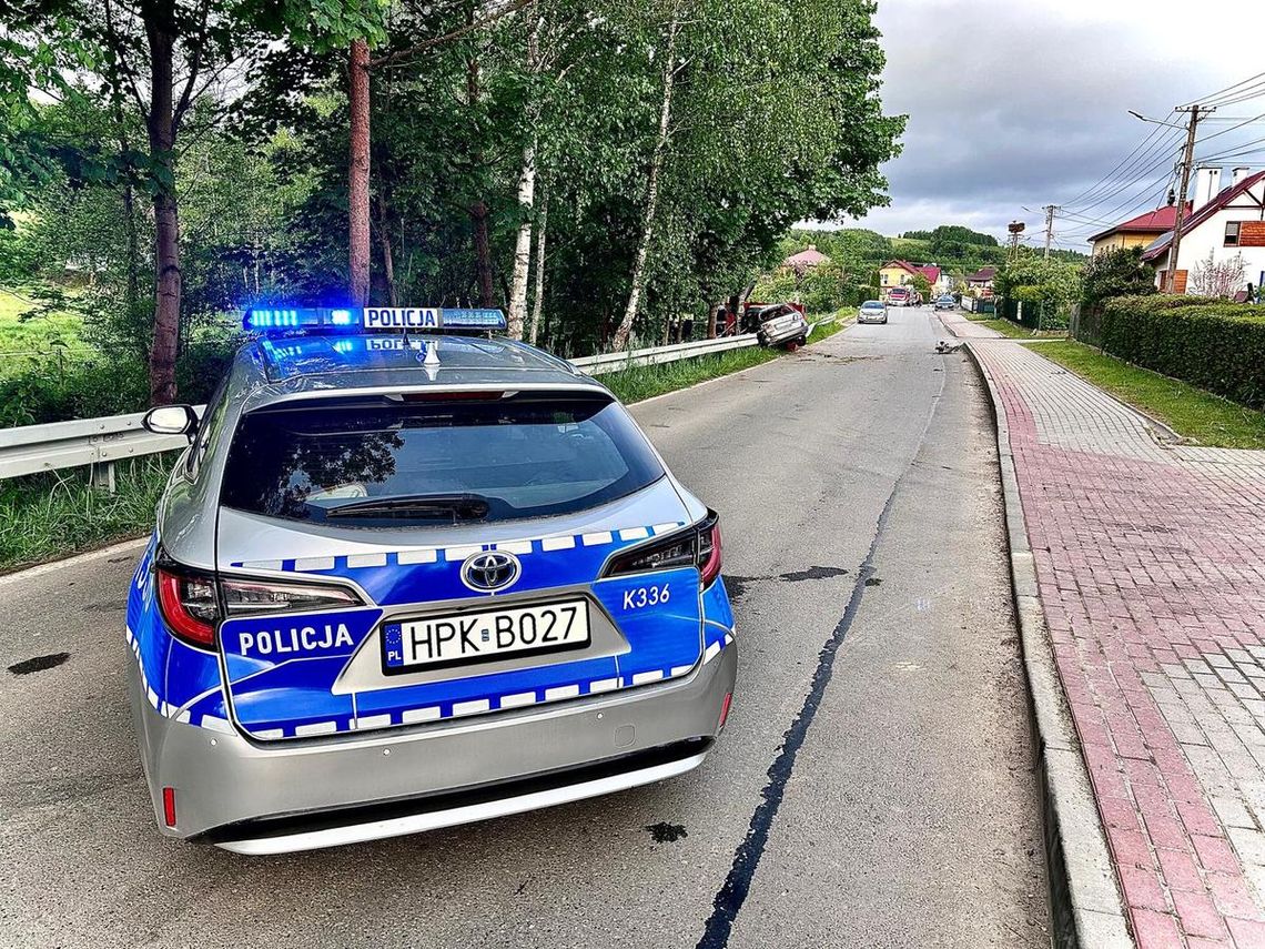 Po uderzeniu w drzewo mazda przełamała się na pół. Nie żyje 18-latek, 16-latek został ciężko ranny