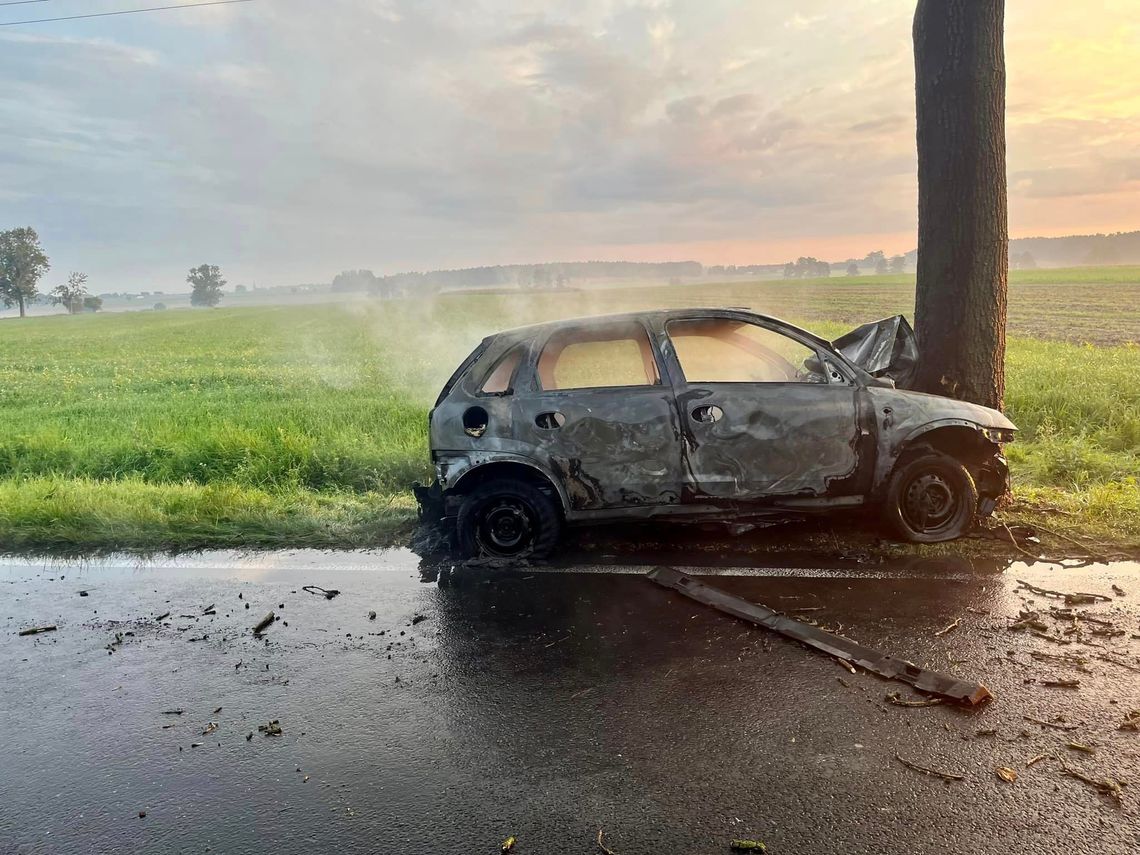 Po uderzeniu w drzewo opel stanął w ogniu. W spalonym aucie strażacy znaleźli zwęglone ciało kierowcy