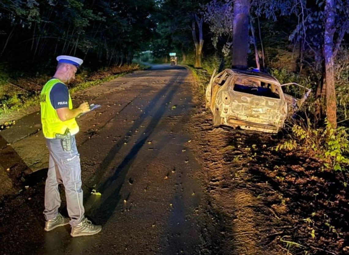 Po uderzeniu w drzewo skoda stanęła w ogniu. Nieprzytomnego kierowcę z auta wyciągnął świadek