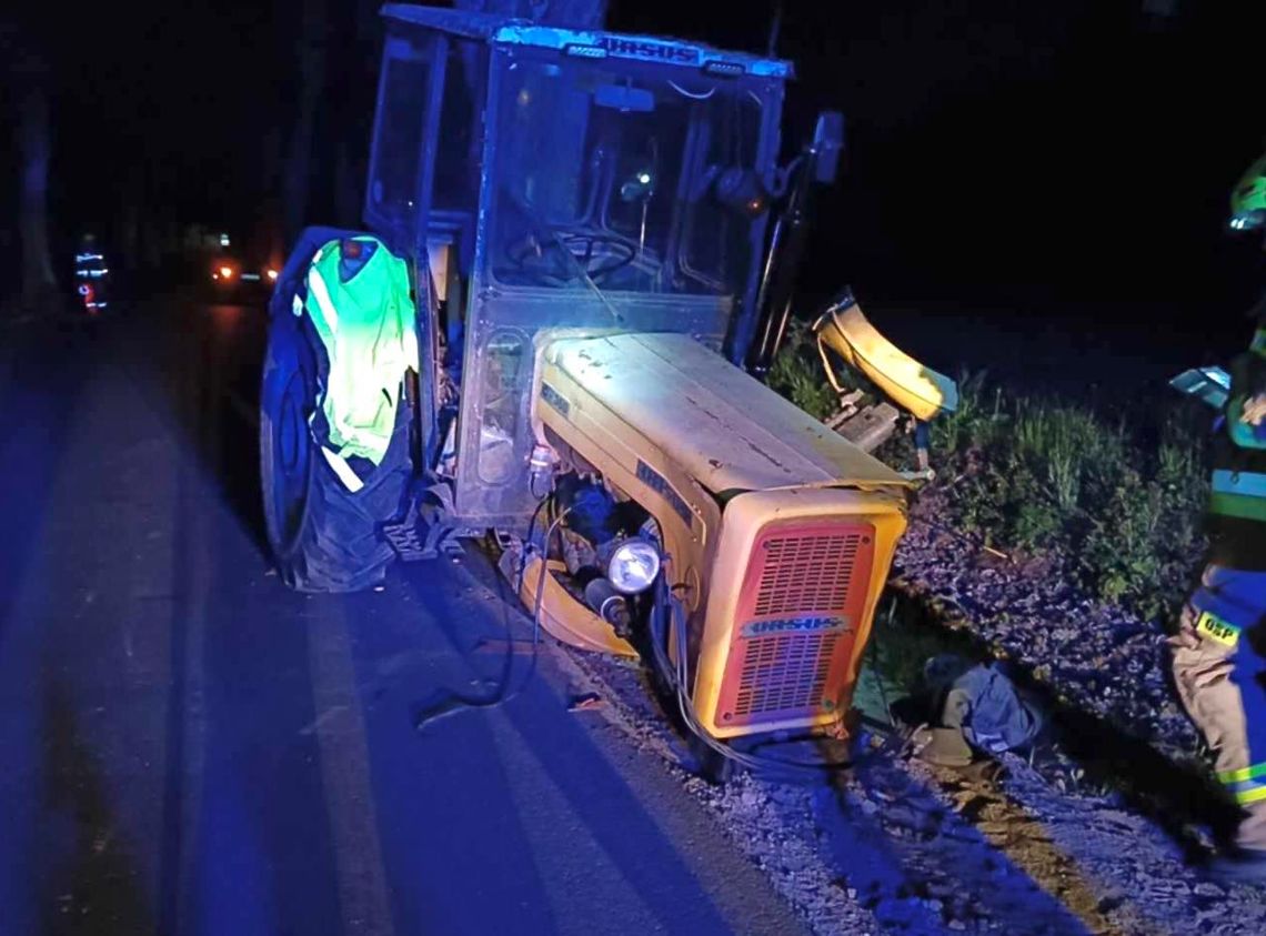 Po uderzeniu w drzewo z traktora odpadły przednie koła. Pijany kierowca zostawił maszynę i odszedł