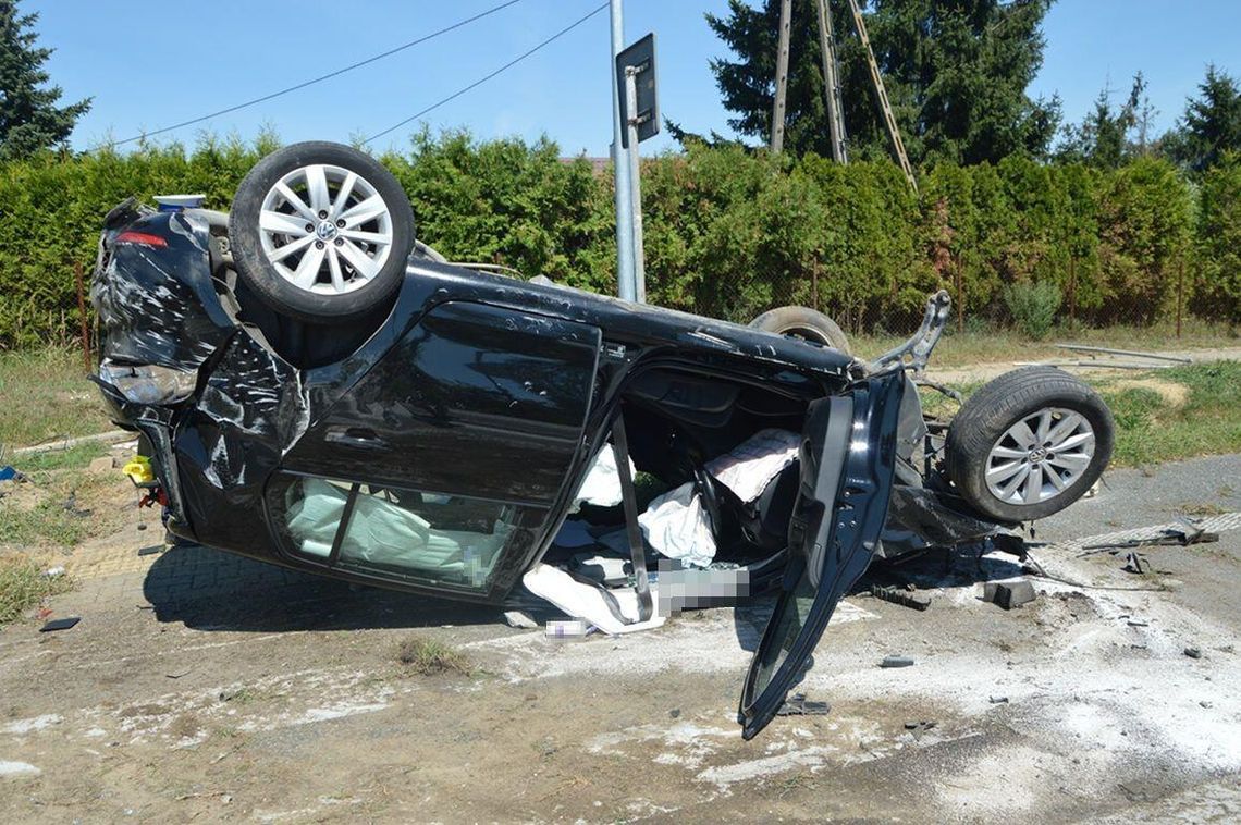 Po uderzeniu w przepust Volkswagen dachował. Kierowca i pasażerka trafili do szpitala Po uderzeniu w przepust Volkswagen dachował. Kierowca i pasażerka trafili do szpitala