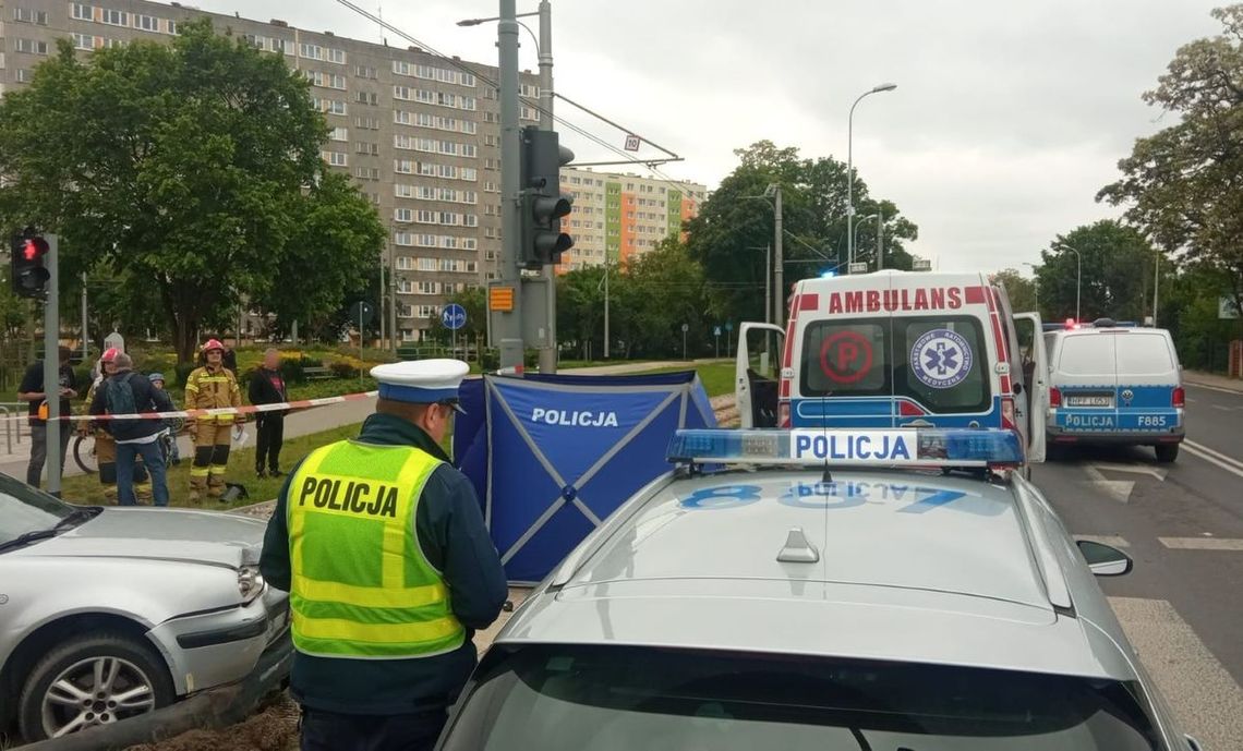 Po uderzeniu w słup uszkodzony sygnalizator przewrócił się na pieszego. Mężczyzna zginął na miejscu