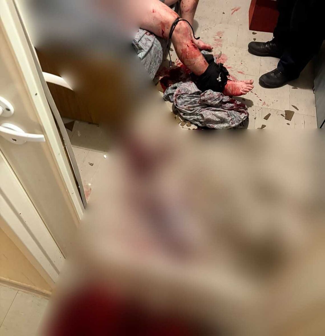Po wejściu do mieszkania policjanci zobaczyli kałużę krwi i rannego mężczyznę. Chciał kopniakiem otworzyć drzwi Po wejściu do mieszkania policjanci zobaczyli kałużę krwi i rannego mężczyznę. Chciał kopniakiem otworzyć drzwi