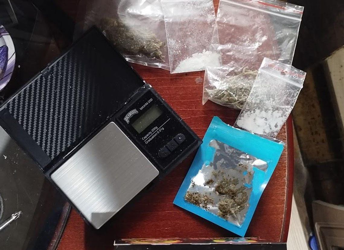 Po wejściu do mieszkania policjanci zobaczyli narkotyki leżące na stoliku w salonie. Zatrzymali lokatorkę