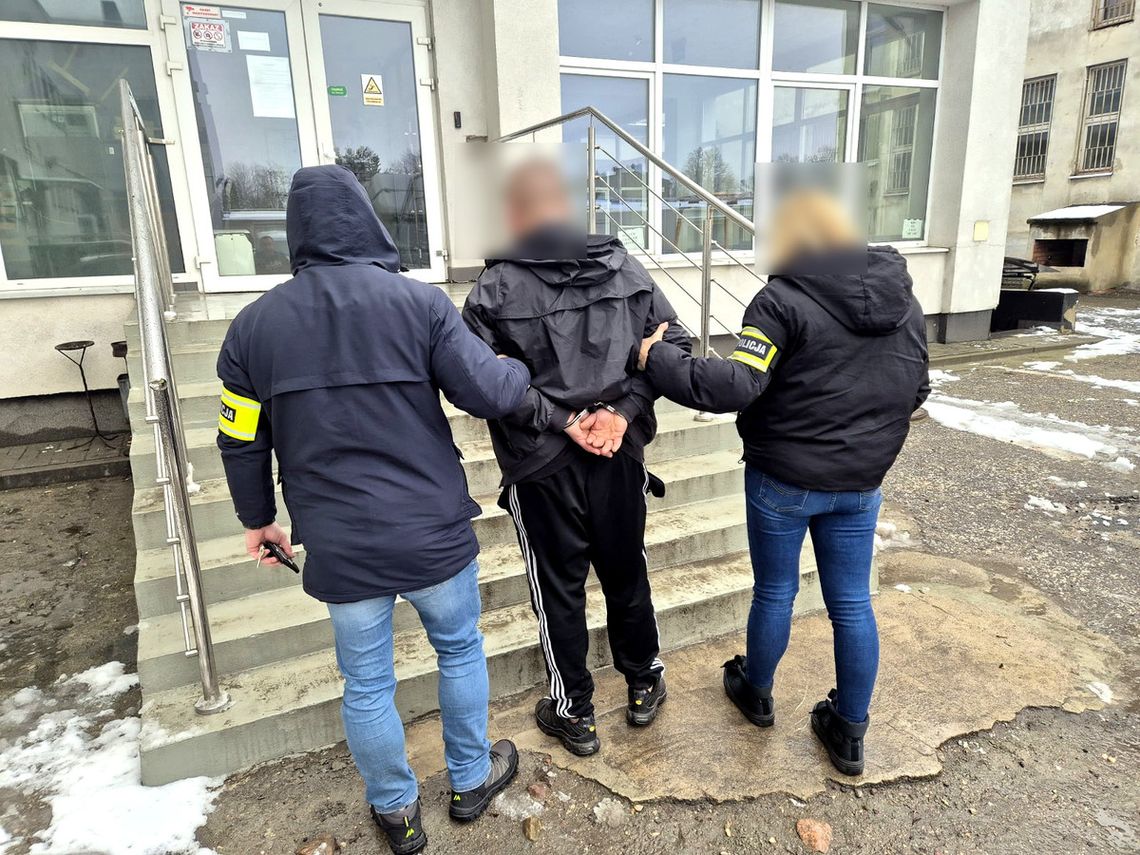 Po wizycie kryminalnych diler trafił do aresztu. Przejęli narkotyki, gotówkę i jego notatki