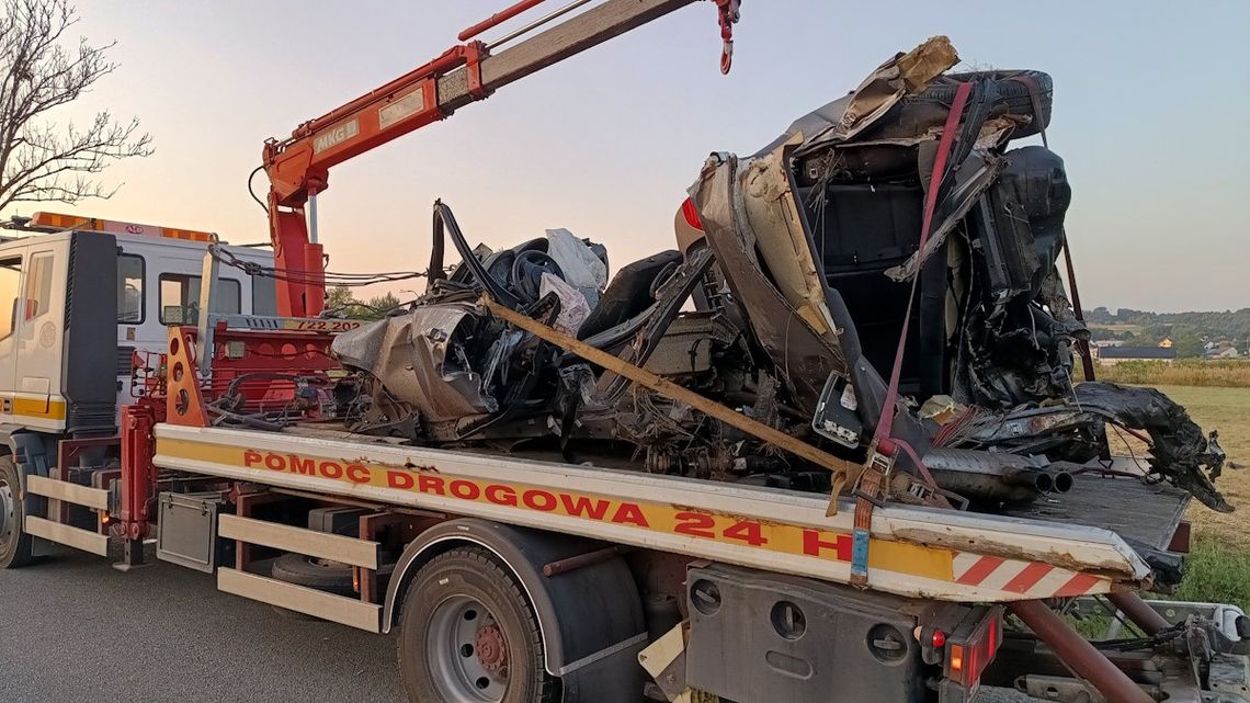 Po wypadku BMW rozpadło się na kawałki. Zginęła 19-letnia pasażerka, kierowca jest ciężko ranny