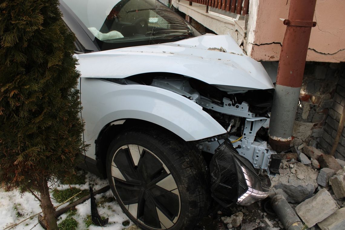 Po wypadku samochód automatycznie wezwał pomoc. Policjanci na miejscu nie zastali kierowcy