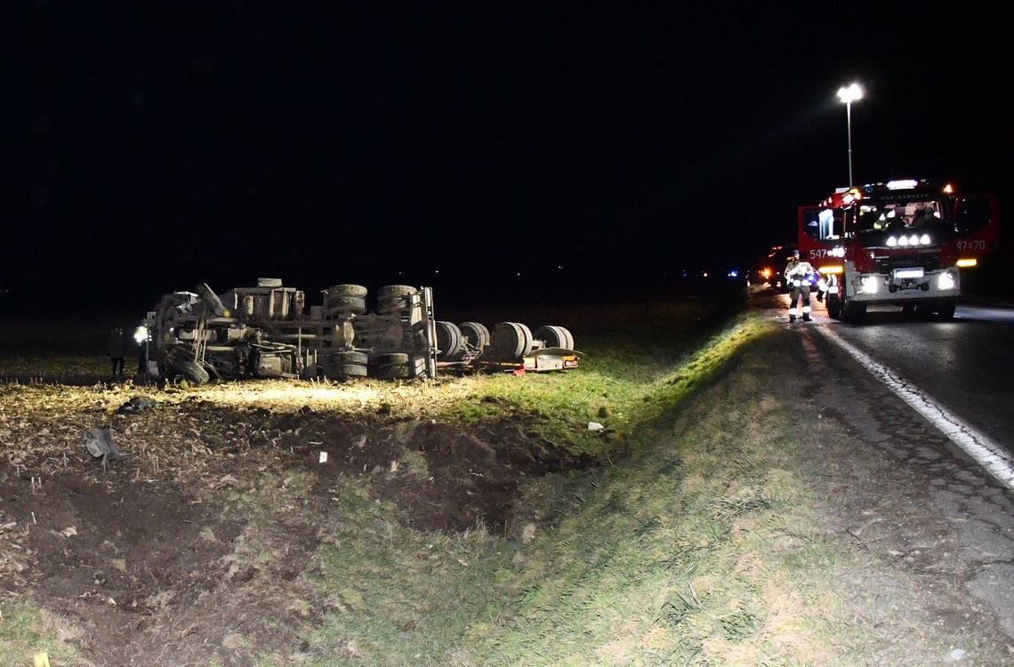 Po wystrzale opony ciężarówka wypadła z drogi do rowu. W wypadku zginął 42-letni kierowca Po wystrzale opony ciężarówka wypadła z drogi do rowu. W wypadku zginął 42-letni kierowca