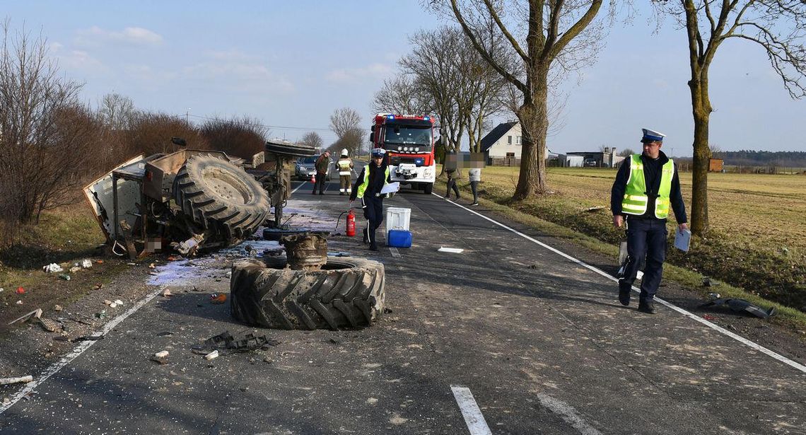 Po zderzeniu z busem ciągnik rozpadł się na części. Rolnik miał ogromne szczęście, że przeżył