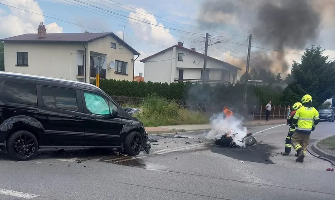 Po zderzeniu z busem motocykl stanął w ogniu. Ciężko ranny kierowca trafił do szpitala