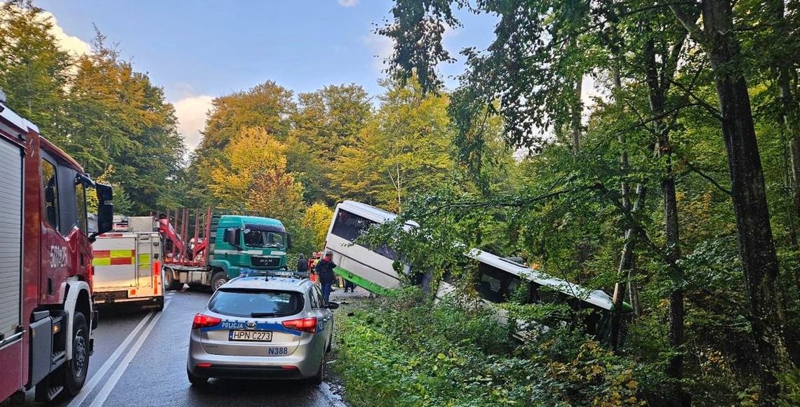 Po zderzeniu z ciężarówką autobus z 50 pasażerami wjechał do rowu. Trzy osoby odniosły obrażenia