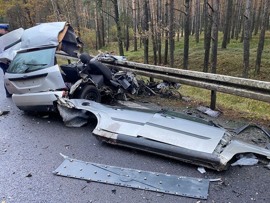 Po zderzeniu z ciężarówką ford rozpadł się na kawałki. 48-letni kierowca zginął na miejscu. ZDJĘCIA