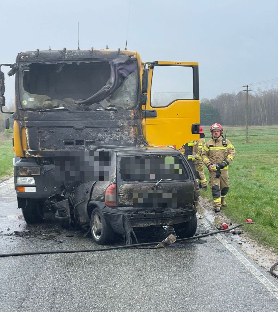 Po zderzeniu z ciężarówką opel stanął w ogniu. Kierowca zginął w płomieniach