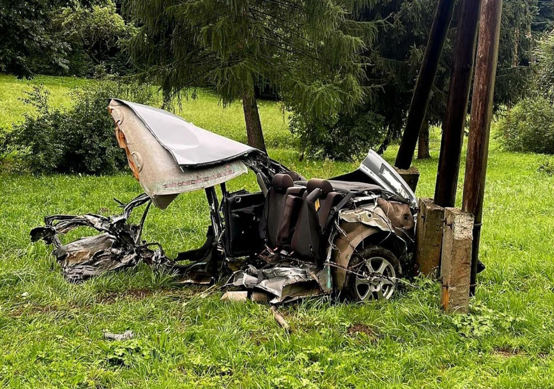 Po zderzeniu z dostawczakiem audi rozpadło się na dwie część. Młody kierowca miał szczęście w nieszczęściu