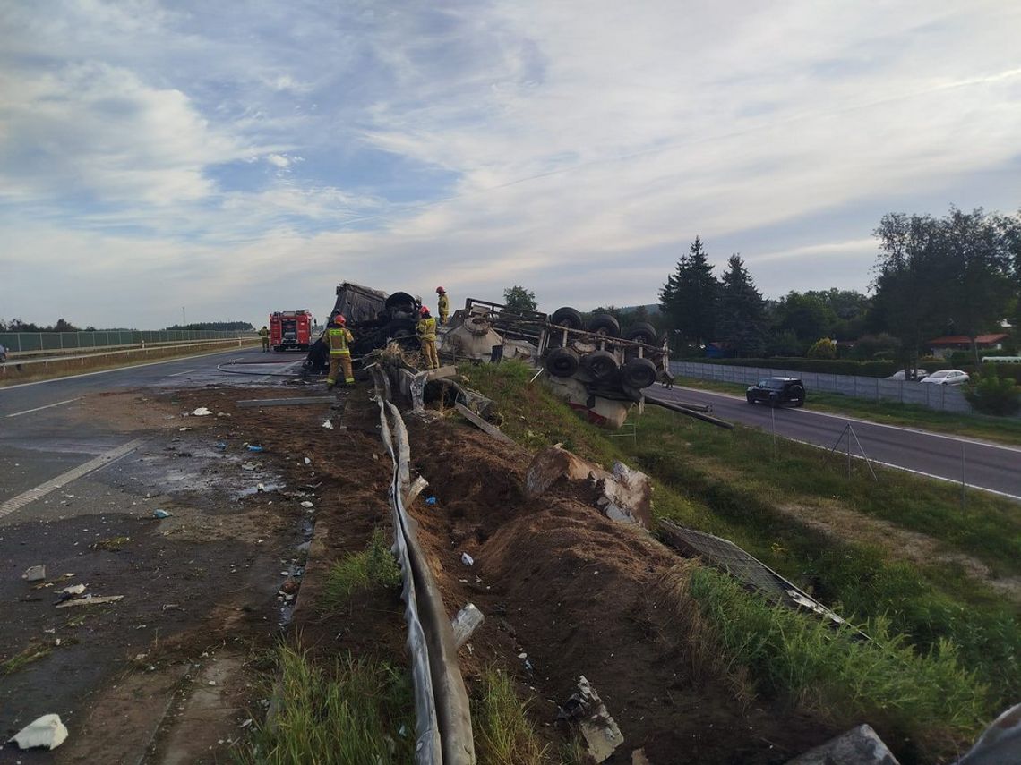 Po zderzeniu z fiatem cysterna wypadł z drogi i zapaliła się. Kierowca i pasażer zdołali uciec
