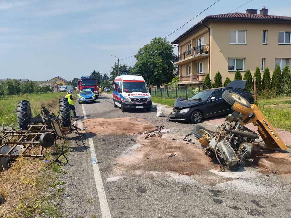 Po zderzeniu z Mercedesem Ursus rozpadł się na dwie części. Ranny mężczyzna zabrany do szpitala Po zderzeniu z Mercedesem Ursus rozpadł się na dwie części. Ranny mężczyzna zabrany do szpitala