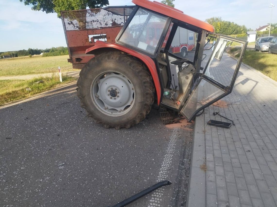 Po zderzeniu z oplem z ciągnika odpadł przód. Groźny wypadek na drodze wojewódzkiej