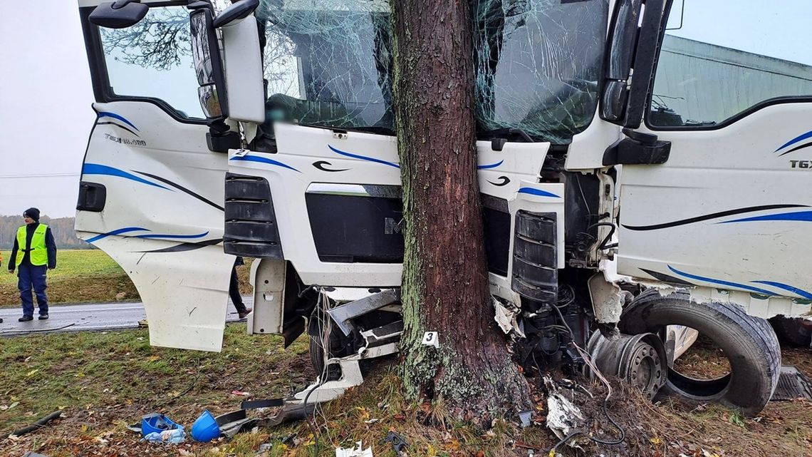 Po zderzeniu z osobówką ciężarowy MAN zjechał z drogi i uderzył w drzewo. Kierowcy nie udało się uratować. FOTO