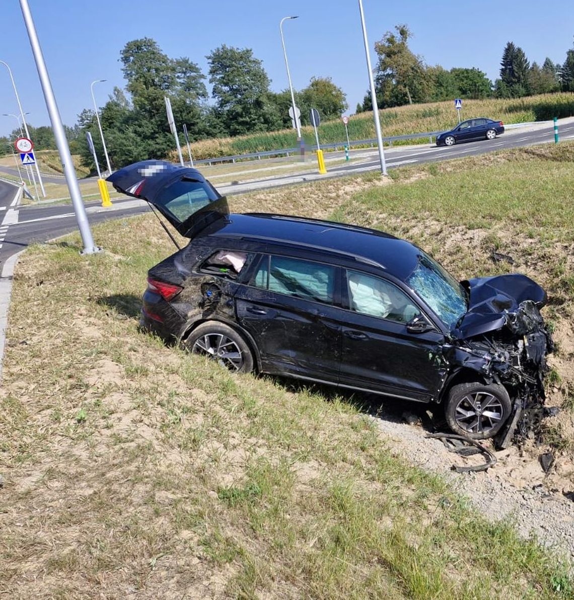 Po zderzeniu z osobówką kierowca wypadł z busa przez okno. Zginął na miejscu, pięć osób jest rannych