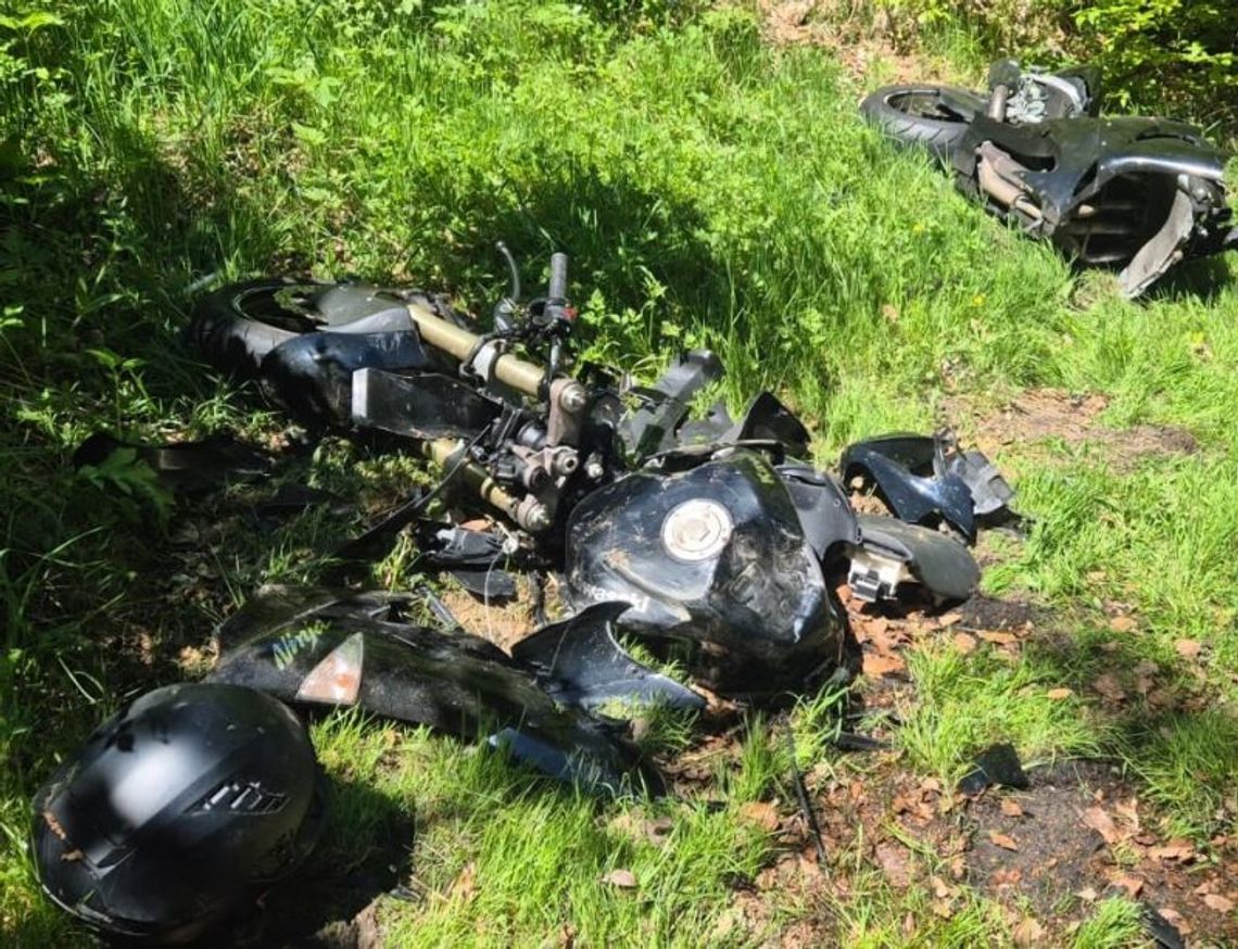 Po zderzeniu z osobówką motocykl rozpadł się na części. Kierowca jest w ciężkim stanie Po zderzeniu z osobówką motocykl rozpadł się na części. Kierowca jest w ciężkim stanie