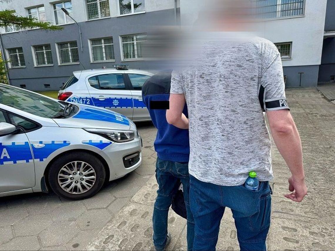Pobił 21-latka i zdemolował jego samochód. Policjanci zatrzymali agresora w miejscu pracy