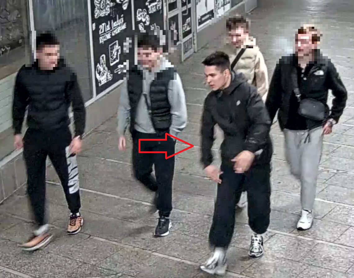 Pobił człowieka w przejściu podziemnym. Może mówić ze wschodnim akcentem. Młody mężczyzna jest poszukiwany