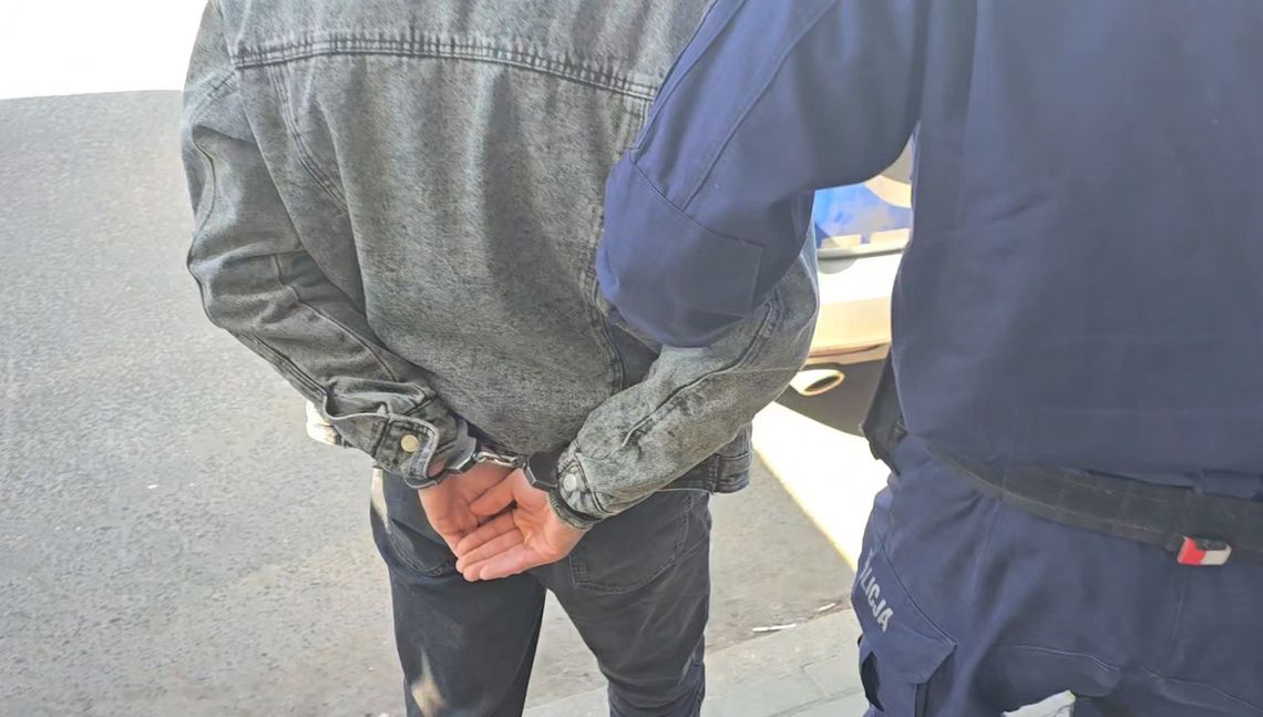 Pobił do nieprzytomności i zastraszał rodzinę świadka. 20-letni agresor zatrzymany przez policjantów Pobił do nieprzytomności i zastraszał rodzinę świadka. 20-letni agresor zatrzymany przez policjantów