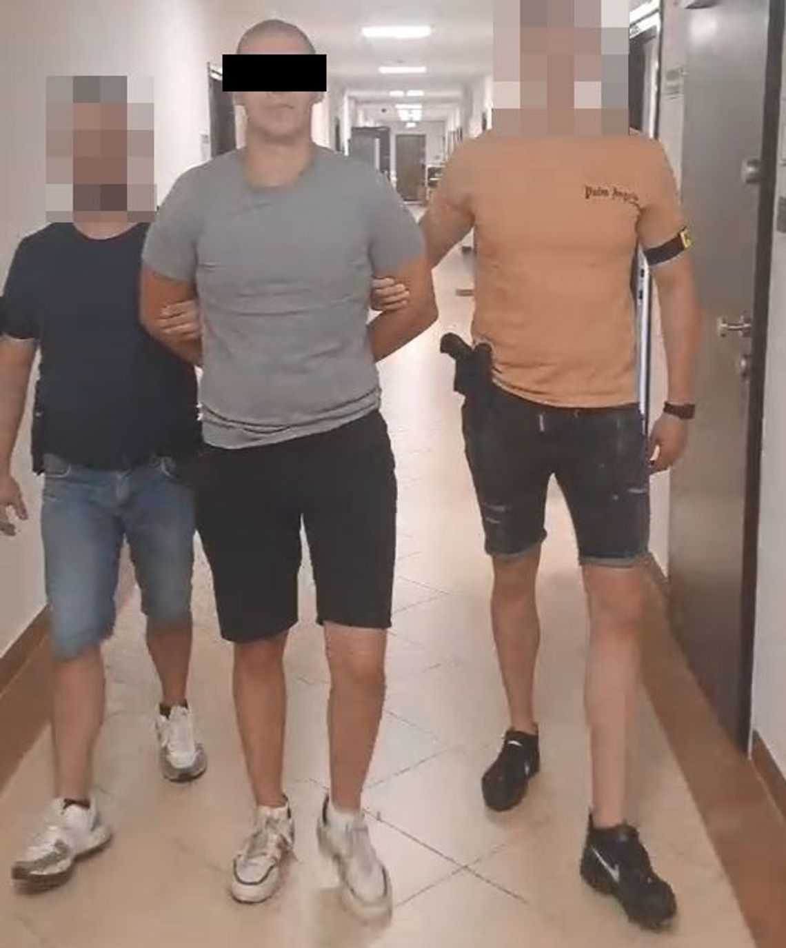 Pobił krewnego i zaczął się ukrywać. Po roku policjanci znaleźli skulonego na strychu. Był w samej bieliźnie