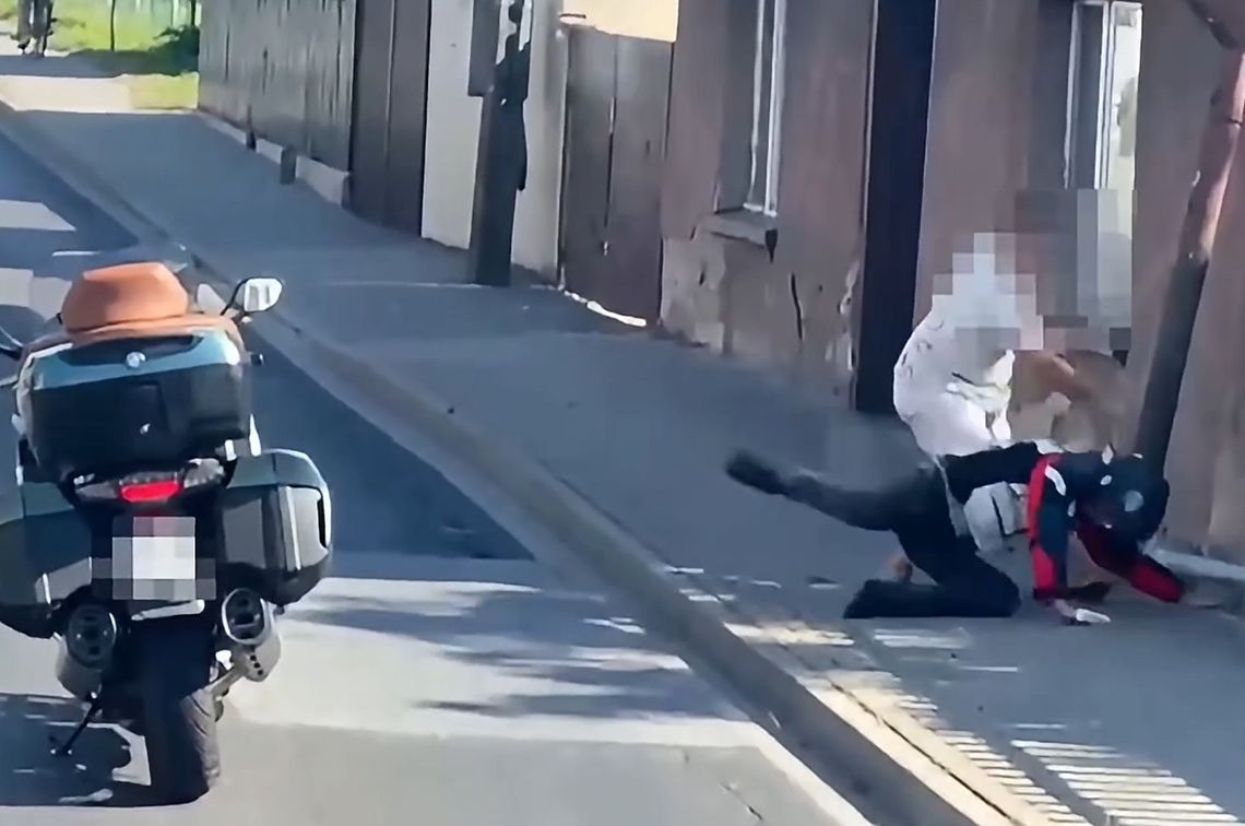 Pobił motocyklistę po drogowej sprzeczce. Świadek nagrał wszystko, kierowca zaprzecza Pobił motocyklistę po drogowej sprzeczce. Świadek nagrał wszystko, kierowca zaprzecza