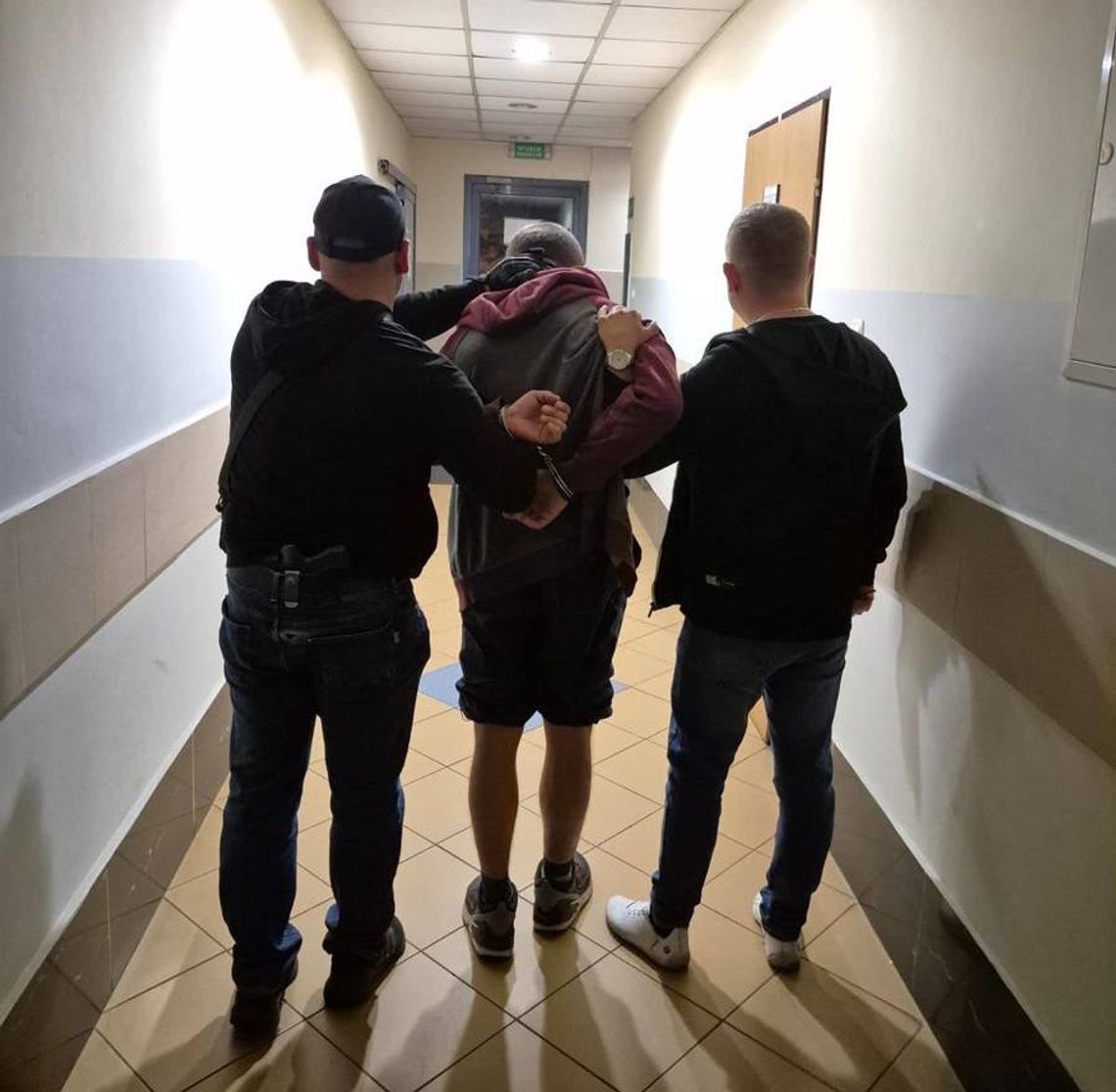 Pobił przechodnia na przystanku i go okradł. Poszkodowany trafił do szpitala, a sprawca do aresztu