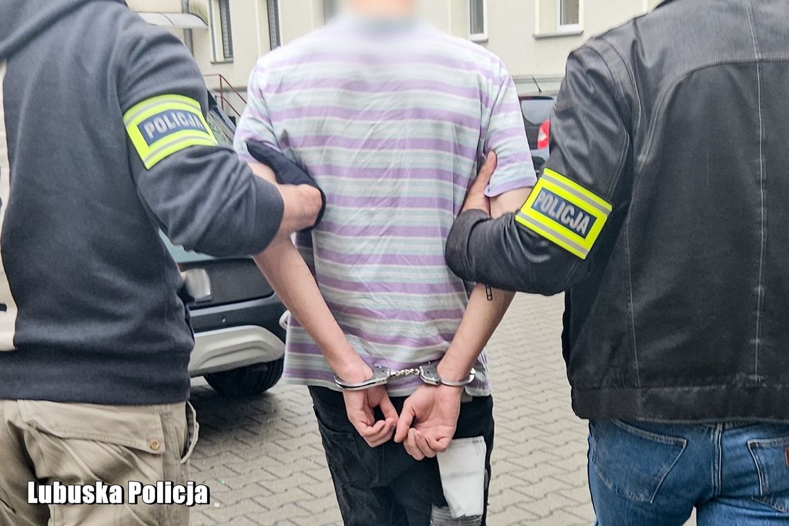 Pobili go, a potem spalili mu plecak. Obcokrajowiec zaatakowany na przystanku Pobili go, a potem spalili mu plecak. Obcokrajowiec zaatakowany na przystanku