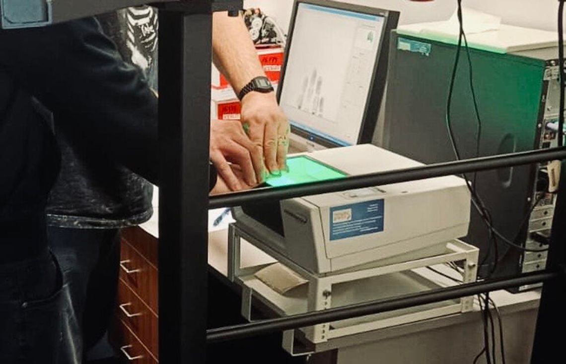 Pobili ich na ulicy i jeszcze nagrywali to telefonami. Zostali zatrzymani przez policję, ale sąd ich zwolnił Pobili ich na ulicy i jeszcze nagrywali to telefonami. Zostali zatrzymani przez policję, ale sąd ich zwolnił