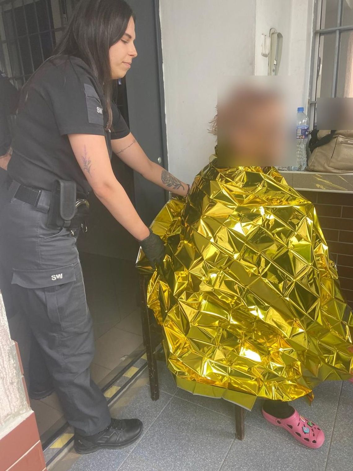 Pobita Ukrainka błagała o pomoc pod bramą aresztu. Załatwił ją tak kolega, z którym mieszkała w pustostanie