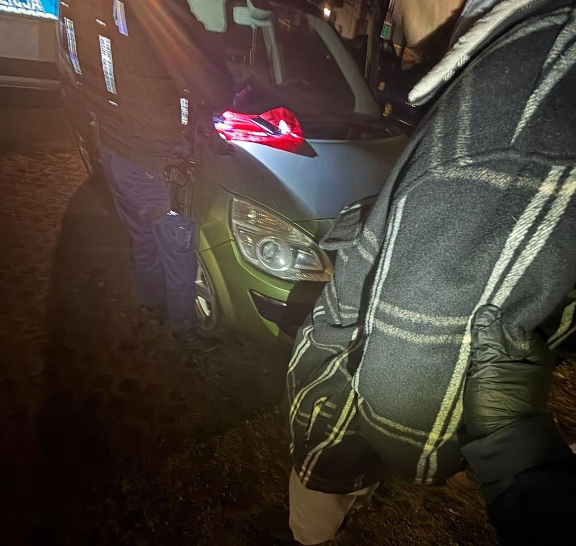 Pobudzony mężczyzna siedział w nocy sam w aucie. Policjanci go sprawdzili i znaleźli worek z proszkiem Pobudzony mężczyzna siedział w nocy sam w aucie. Policjanci go sprawdzili i znaleźli worek z proszkiem