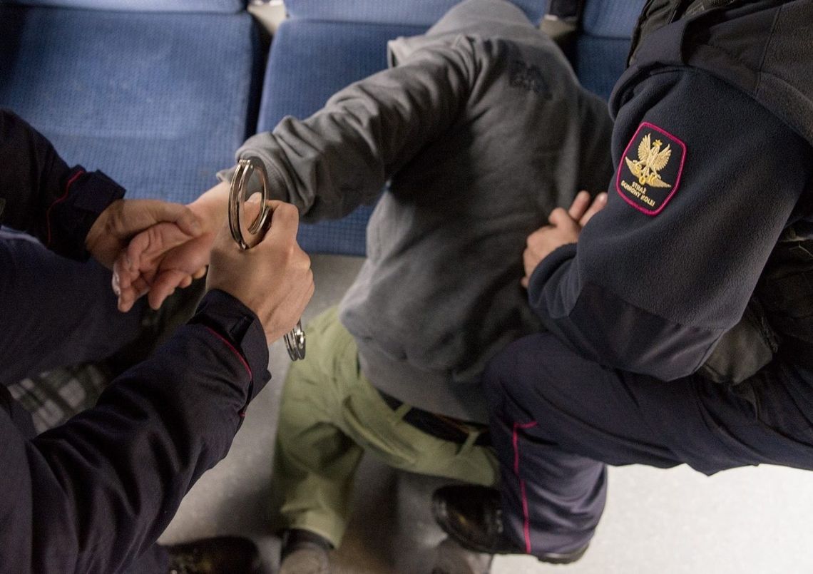 Pobudzony mężczyzna zaatakował w pociągu kobietę, która siedziała przed nim. Uderzył ją pięścią w tył głowy