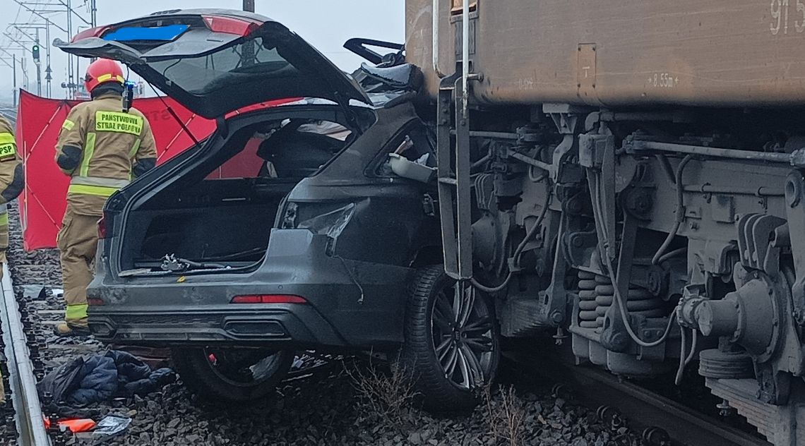 Pociąg pchał audi przez 100 metrów. Koszmarny wypadek na przejeździe, zginęły dwie osoby [FOTO]