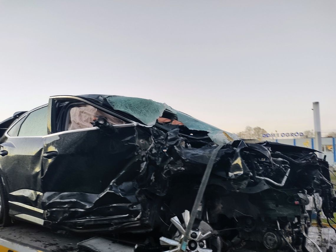 Pociąg towarowy uderzył w audi na przejeździe kolejowym. Ciężko ranny kierowca zabrany do szpitala