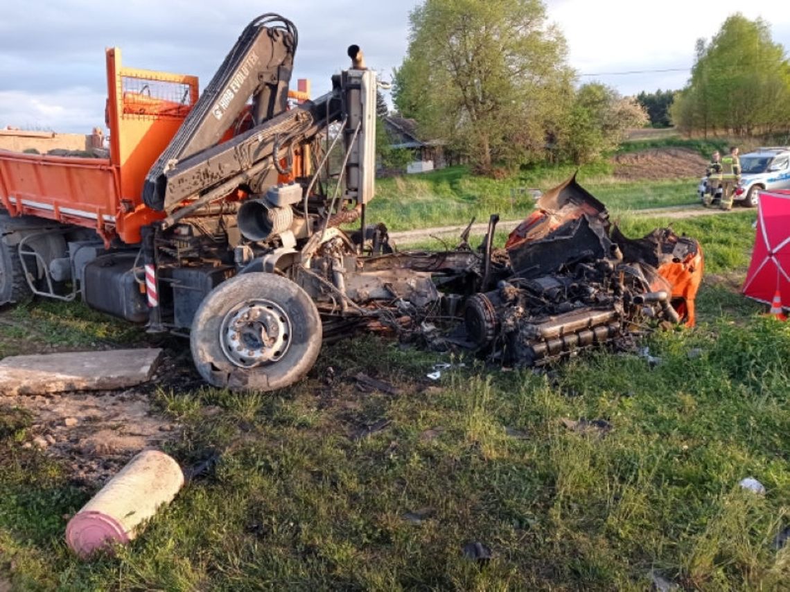 Pociąg zmiażdżył kabinę ciężarówki. Śmiertelny wypadek na przejeździe kolejowym