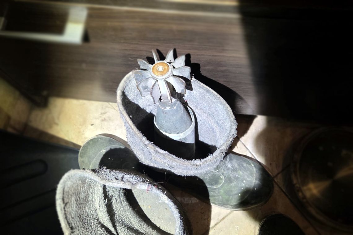 Pocisk moździerzowy jako "ozdoba". Czujny listonosz uratował mieszkańca przed tragedią