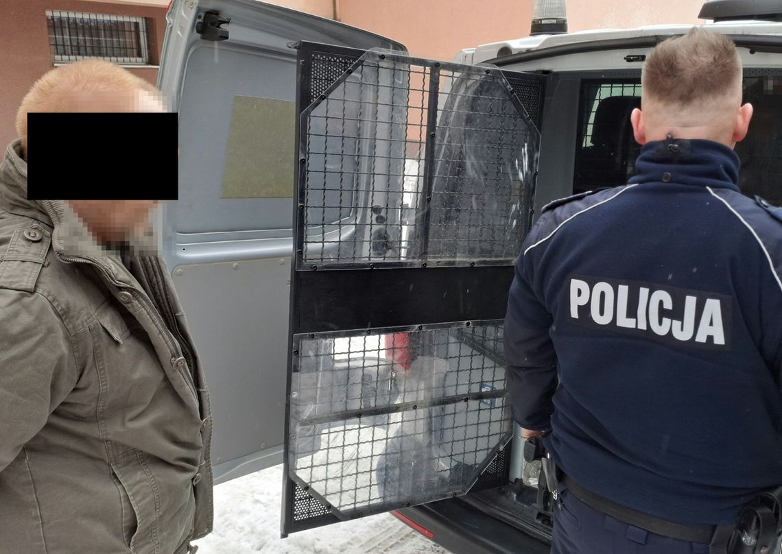 Poczekał aż klienci opuszczą sklep, po czym grożąc ekspedientce nożem zrabował pieniądze z kasy Poczekał aż klienci opuszczą sklep, po czym grożąc ekspedientce nożem zrabował pieniądze z kasy