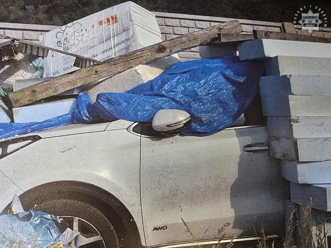 Pod bałaganem z budowy stał kradziony samochód. Złodziej działał przez 7 lat i ma na koncie 70 aut!