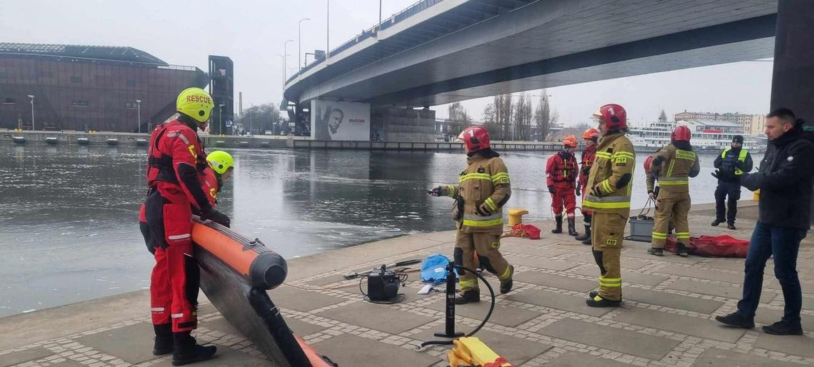 Pod lodem znajdowało się ciało mężczyzny. Ratownicy wydobyli je na brzeg. Sprawę bada policja Pod lodem znajdowało się ciało mężczyzny. Ratownicy wydobyli je na brzeg. Sprawę bada policja