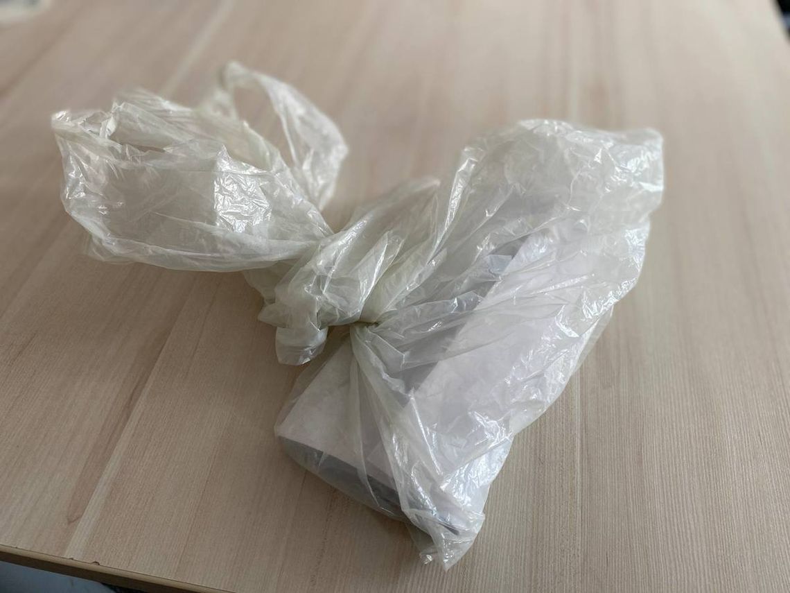 Pod szpitalem znalazł woreczek, w którym było 6 tysięcy złotych. 74-latek wykazał się uczciwością