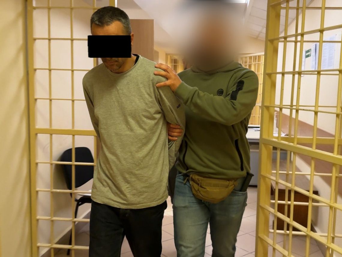 Podając się za agenta CBA wyłudził od kobiety 740 tysięcy złotych. Oszust w rękach policji