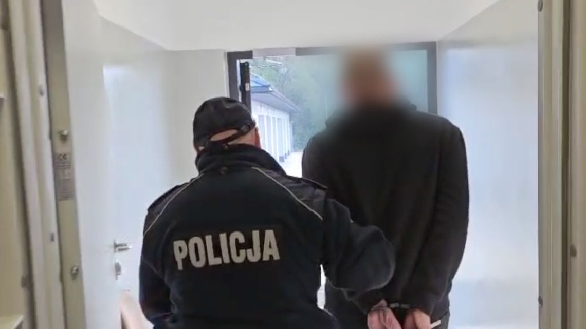 Podając się za kontrolera próbował okraść sklep. Ekspedientka zamknęła złodzieja i wezwała policję Podając się za kontrolera próbował okraść sklep. Ekspedientka zamknęła złodzieja i wezwała policję